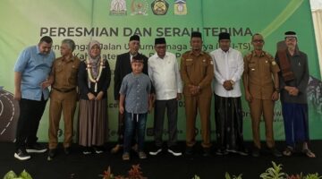 Anggota DPR RI, H. Anwar Idris Bersama Kementerian ESDM Resmikan PJUTS di Kabupaten Aceh Besar