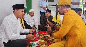 Dek Fadh Dianugerahi Siwah Pusaka Keturunan Raja Aceh